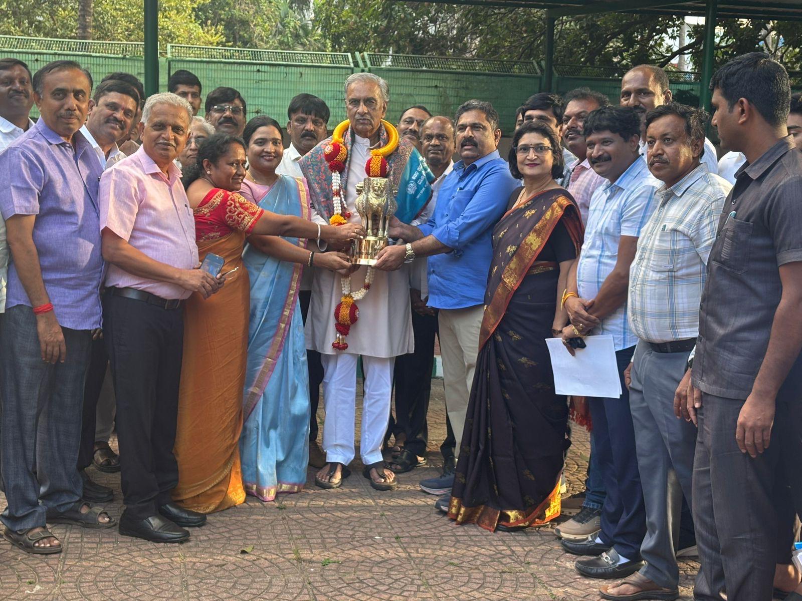 Members of KAMS met Horati ji and requested to resolve with pending Issues